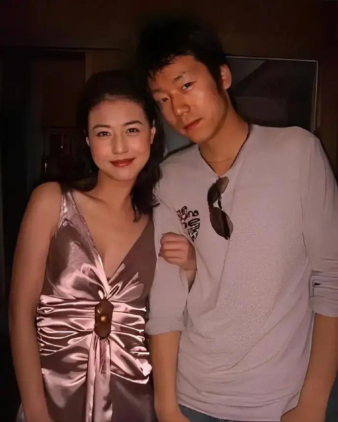 2004年，红极一时的女神周海媚在拍完戏后低调移居北京，在一场朋友聚会上结识了一