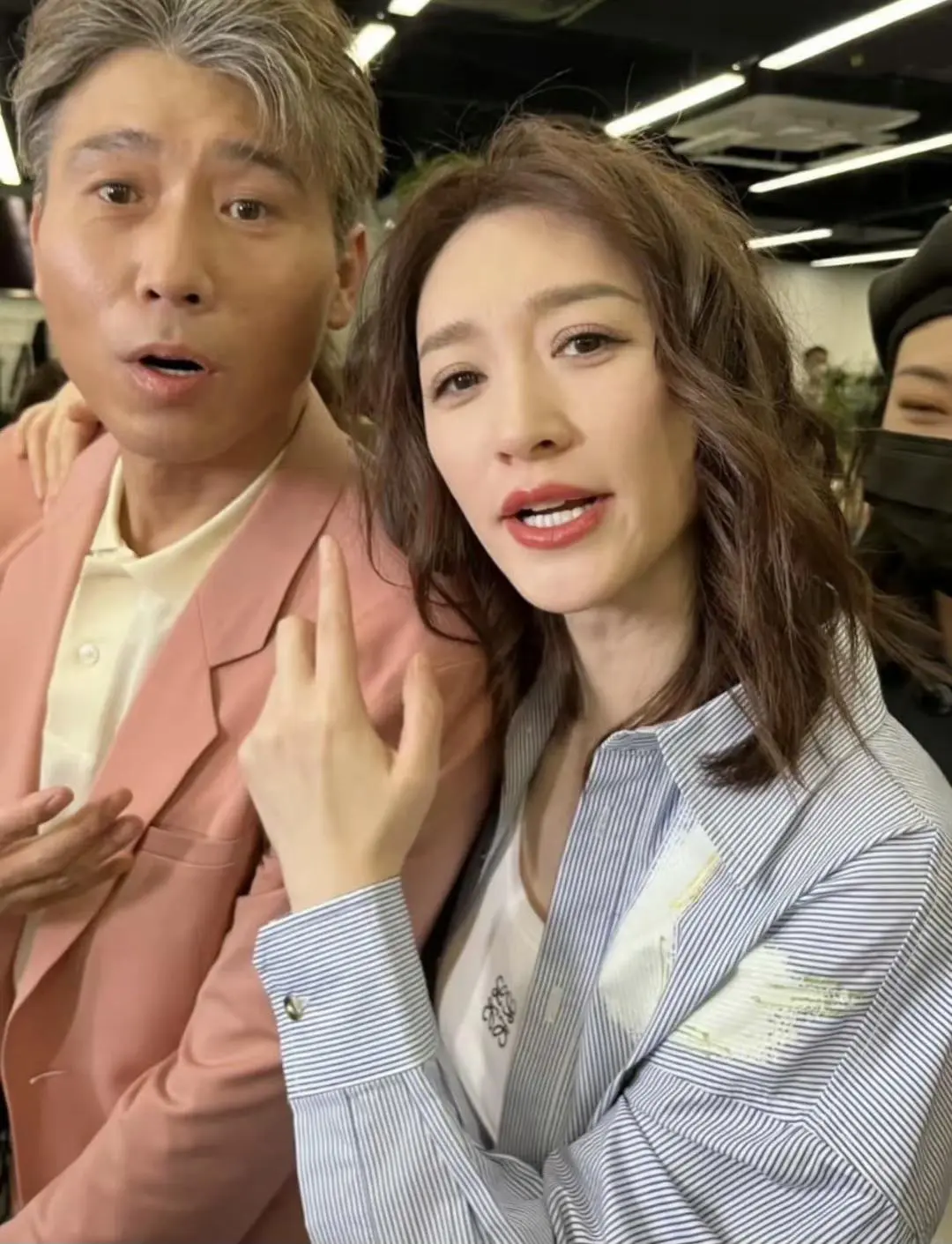 48岁的李小冉和50岁李乃文，一起逛街，两人相识很久了。都说李小冉真人很美，