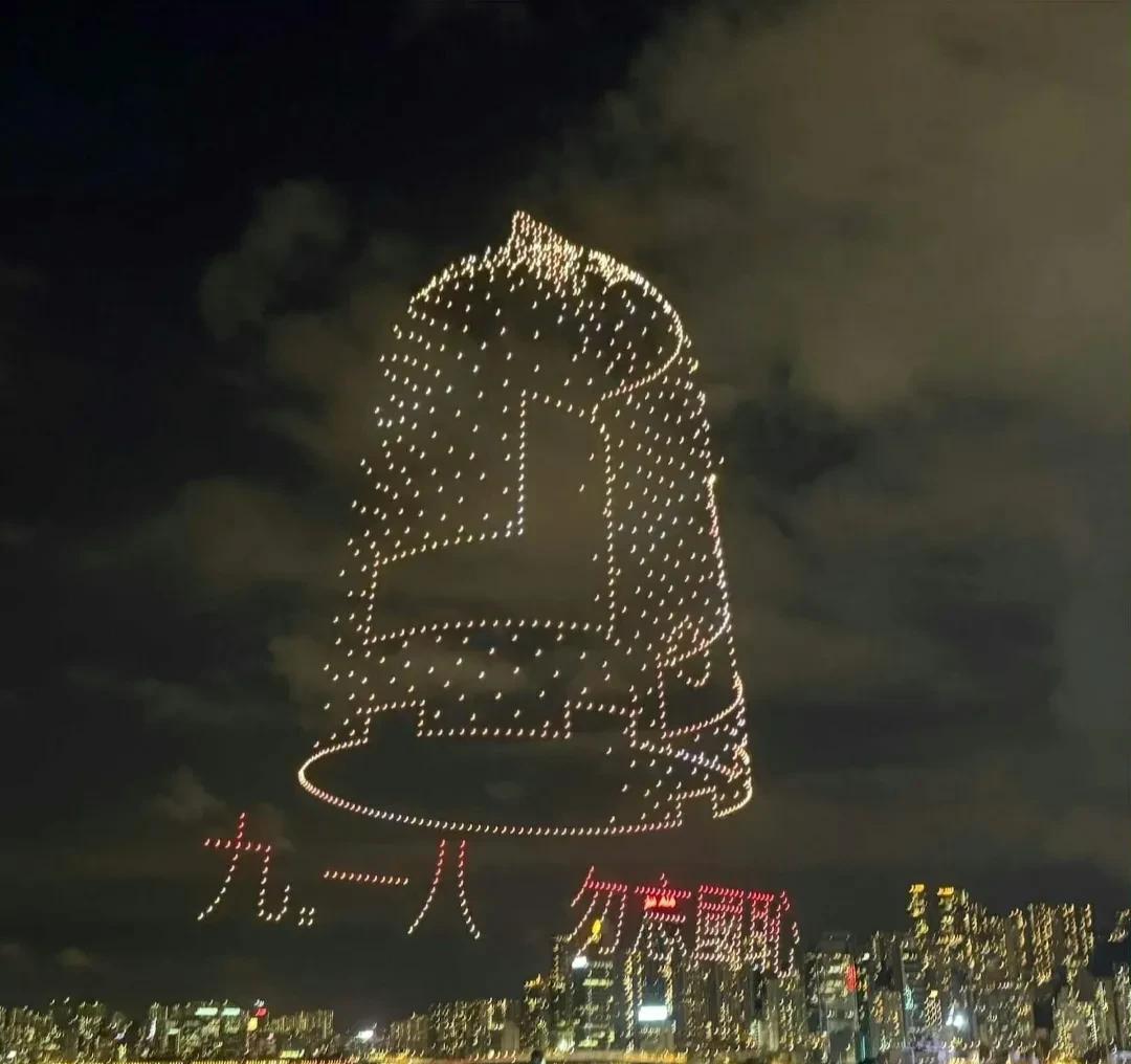 香港人三观越来越正看得热泪盈眶，昨晚铜锣湾1000多架无人机表演，惊喜连连，这