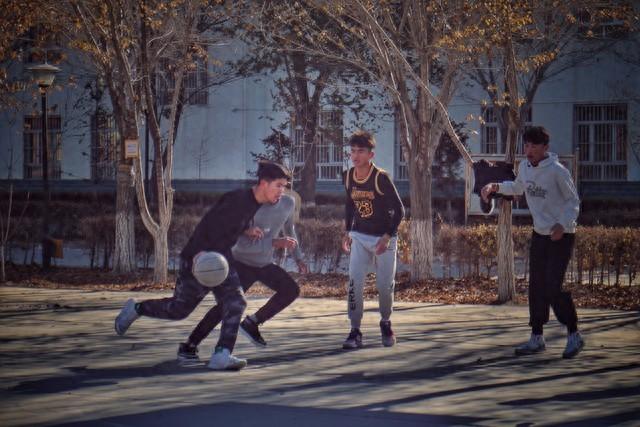 为什么越来越多新疆年轻人更“去宗教化”？近年来，越来越多新疆年轻人在生活中呈