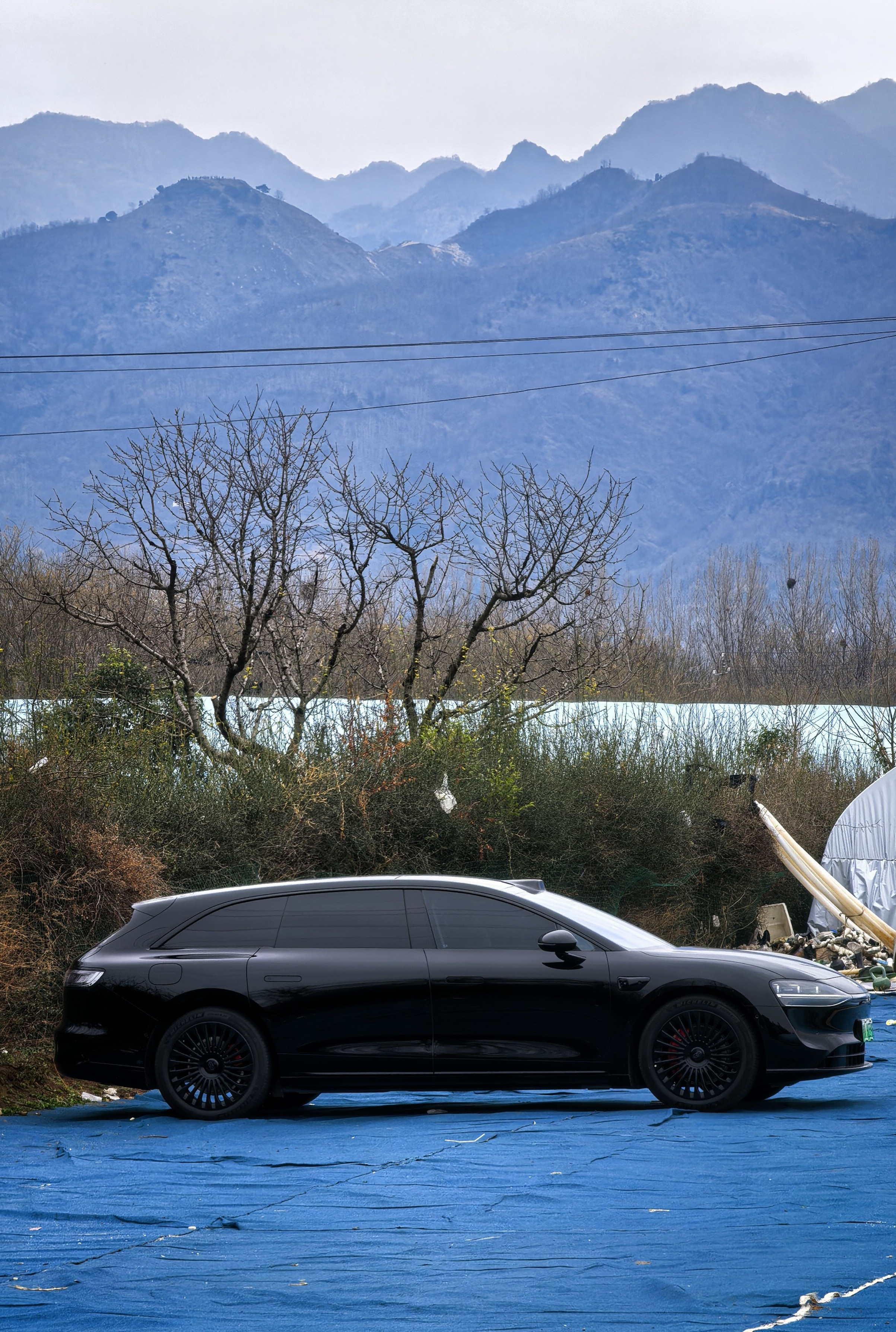 今天开享界S9T去秦岭脚下逛了一圈，停车顺手拍了一张，帅吗？