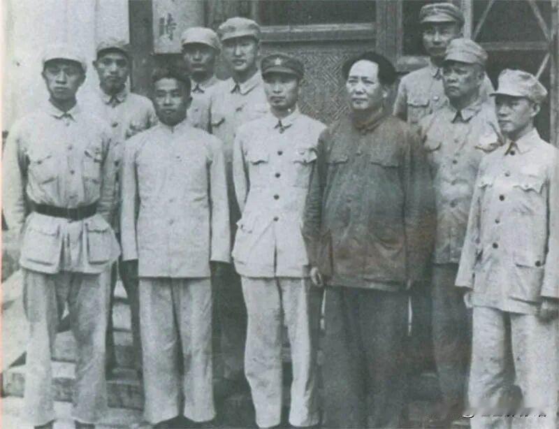 1949年8月，毛泽东在中南海接见人民海军初创人员，前左三为张爱萍。