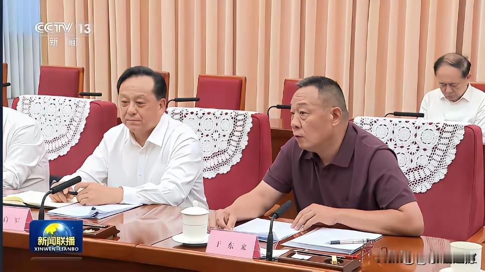 能登上新闻联播，和中石化一把手同席座谈，于东来这次亮相确实分量十足。镜头里他换上