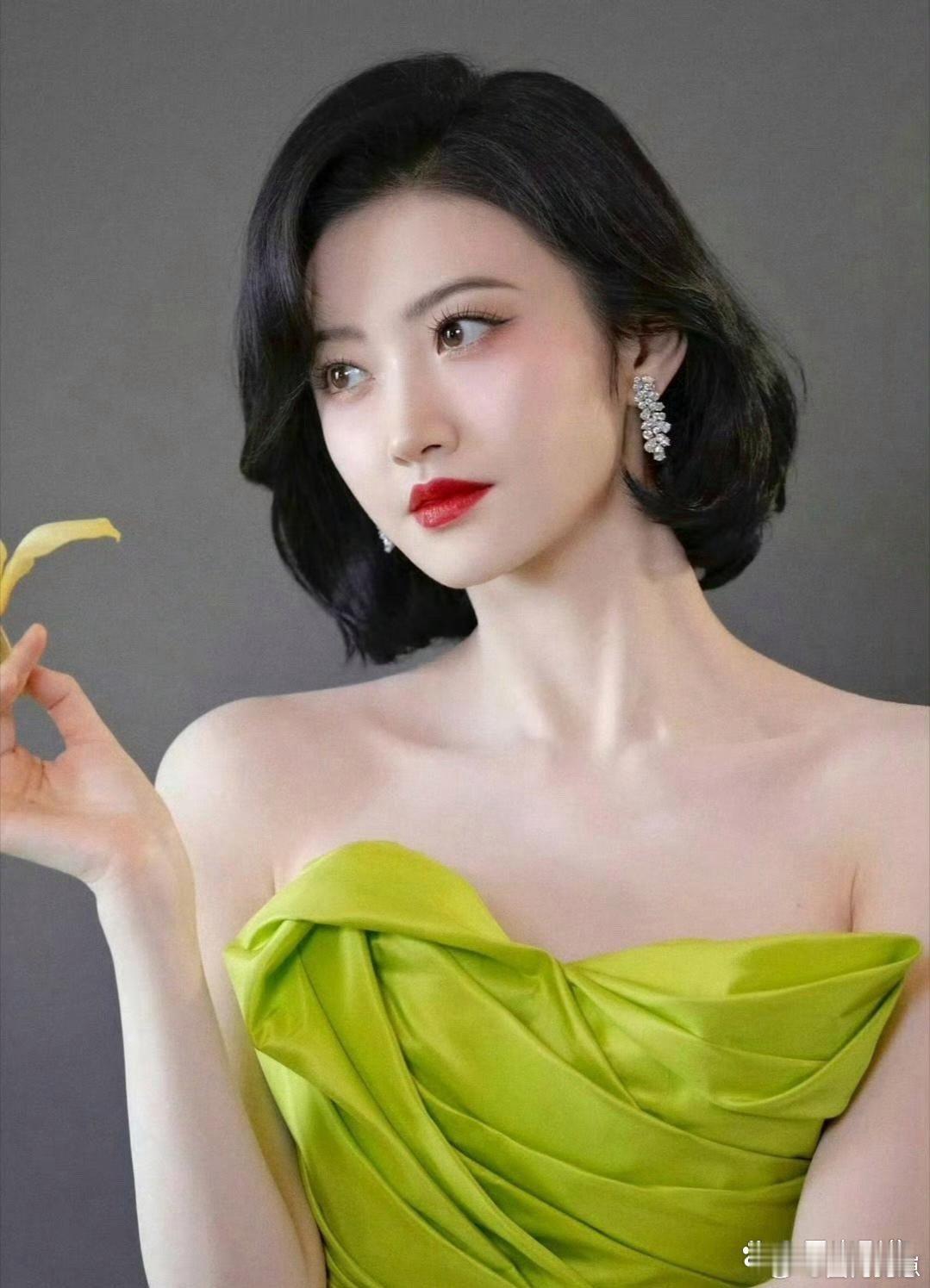 景甜这组写真氛围感拉满，气质温婉贵气，自带从容富态感，越看越有韵味～