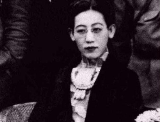 1945年，川岛芳子落入军统手里，可军统手段用尽，她就是没反应。这时，戴笠拿着尺