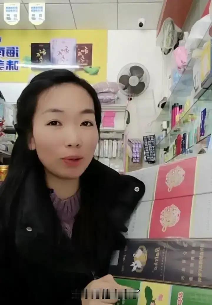 年底烟草公司突然给小店塞一堆黄鹤楼真龙17，平时一个月卖两条，这次直接塞二十条。