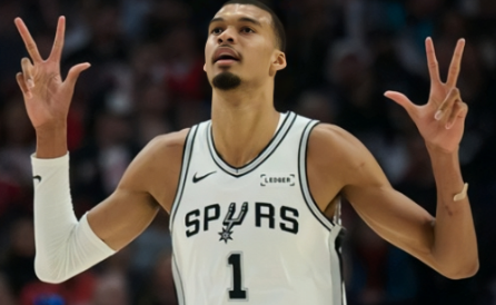 文班亚马复出砍下27+11+7，杨瀚森垃圾时间登场，马刺大胜开拓者取得赛点。NB