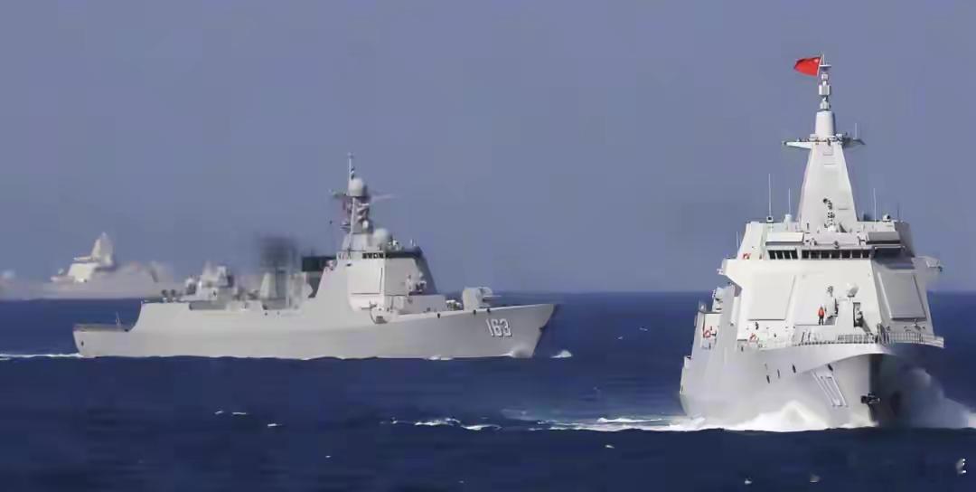 美日台集体紧张！中国百艘舰艇集结，主动出击信号？近日，路透社等西方媒体抛出中国上