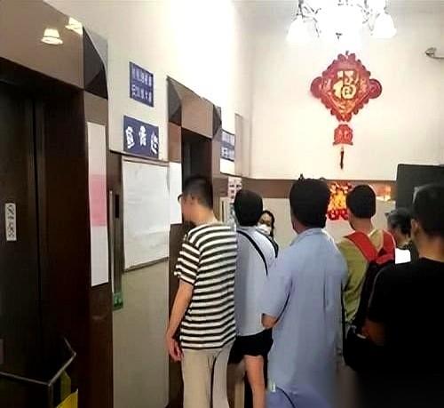 “辞退通知。”一张纸，轻飘飘地落在上海一个女人的办公桌上。上面写着，两个月内，