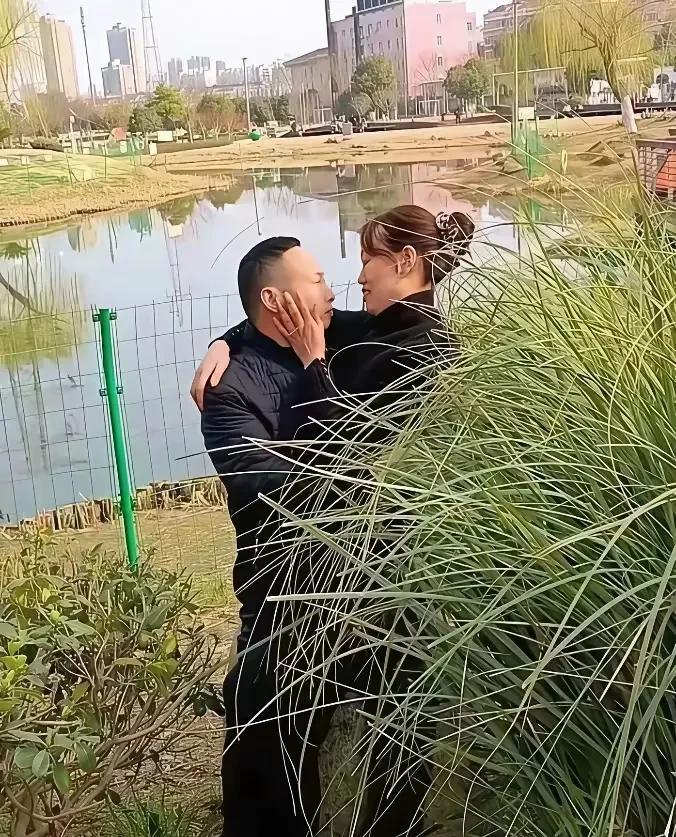 这一男一女啥情况呀这是怎么跑这么个地方亲热在家里它不香吗就没有蚊子咬你们