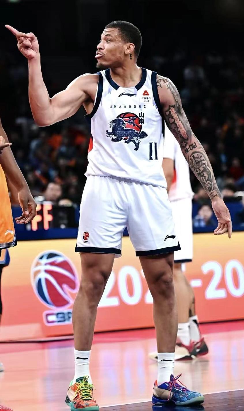 山东高速男篮的小外援约翰逊是个怪球手，打了8分钟贡献6分1篮板1助攻，更离奇的是