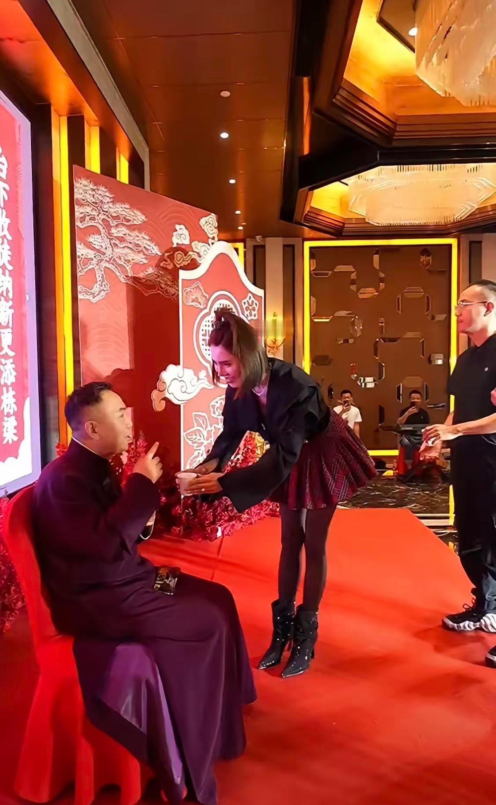 【著名相声表演艺术家杨议举办收徒仪式，一天净赚30来万！】今天上午，著名相声演