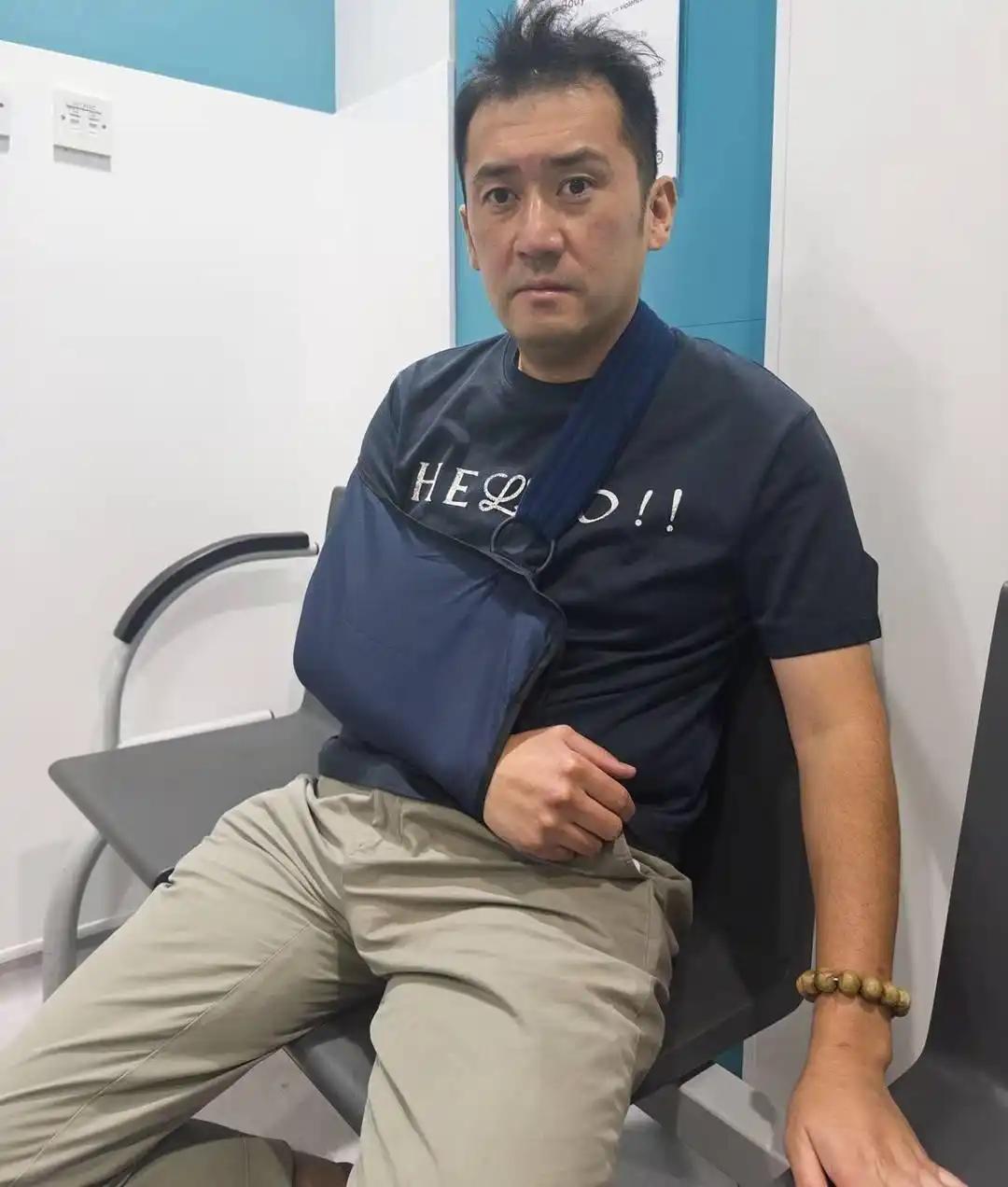 中国博主在伦敦街头深夜直播，镜头前突然闯进三名老外拉扯抢劫，直接将他按倒在地猛踹