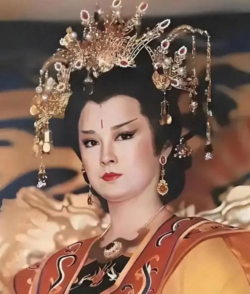 公元690年，武则天站在洛阳的城楼上，下旨将国号唐改为周，定都洛阳，为什么史学家