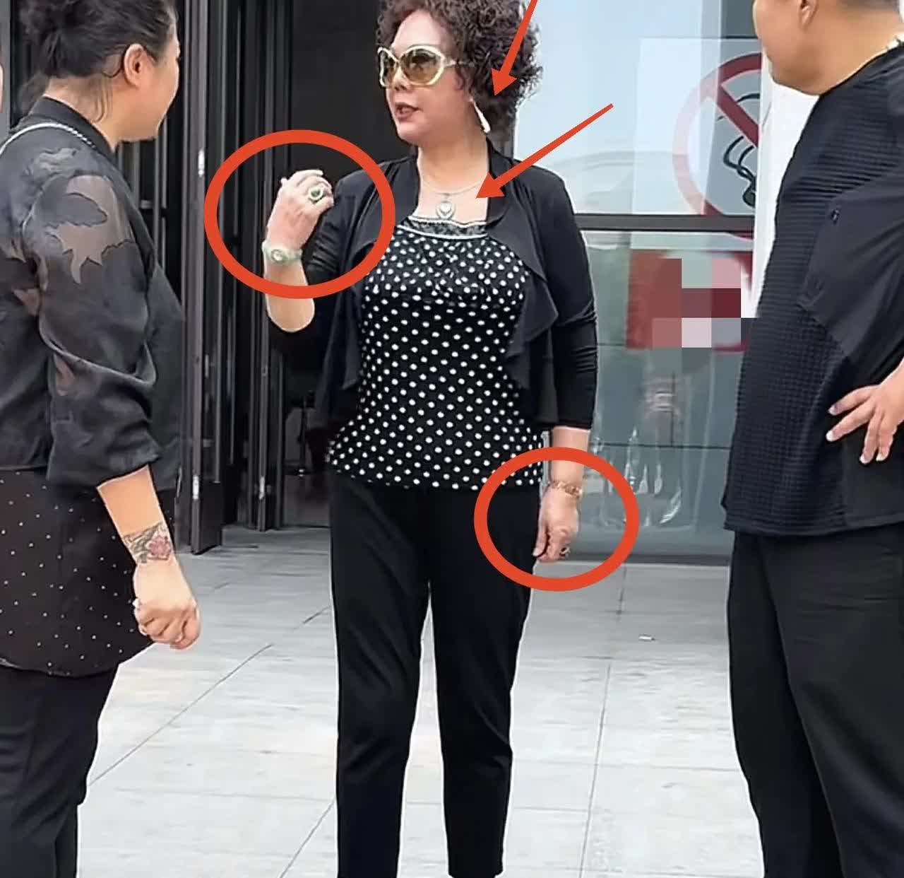 在杨少华葬礼上，儿媳梦真一个举动，让人怀疑：老爷子去世当天，杨议