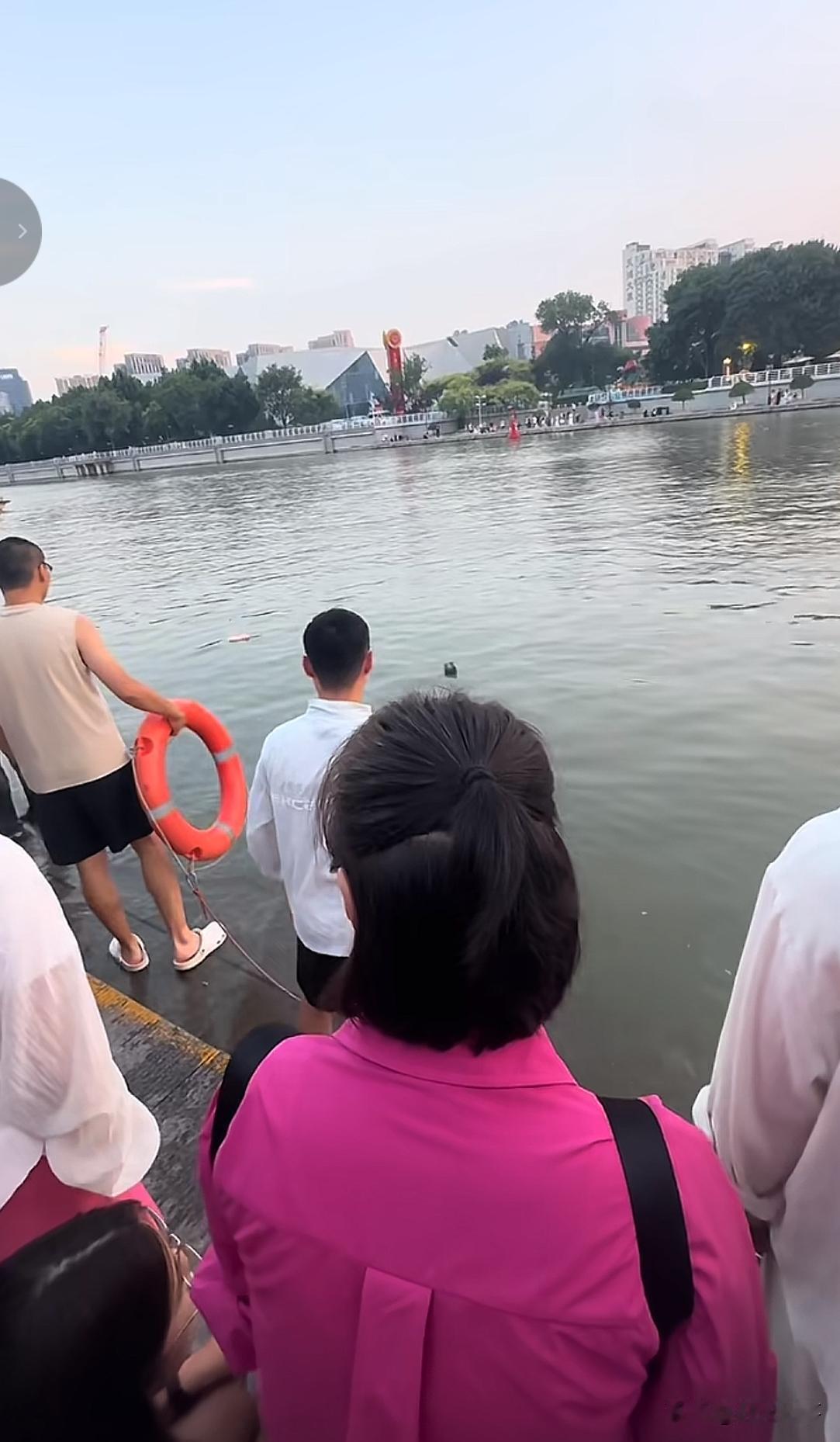 刚刚看了天津海河的视频，很多网友暗自摇头。夫妻二人带一大一小两孩子在海河边玩，