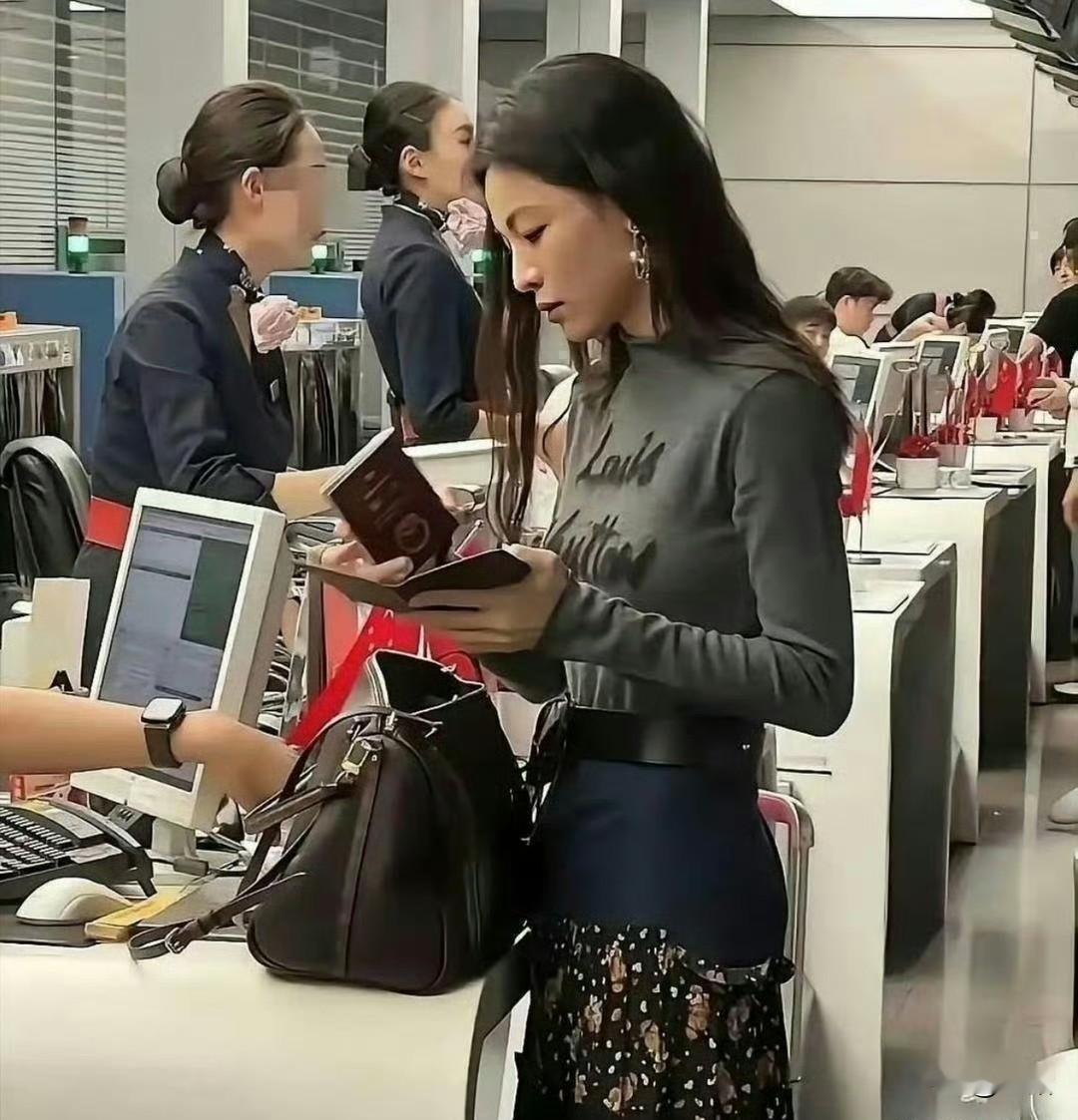 难怪那么多男明星都栽在钟楚曦手里！活动现场见到真人，懂了什么叫美到挪不开眼。真不是照骗！那骨相立体得