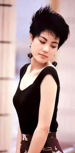 天后的两女儿的相貌，远远不如妈妈漂亮，不是差的一点点，王菲当年顶着一张白里透红