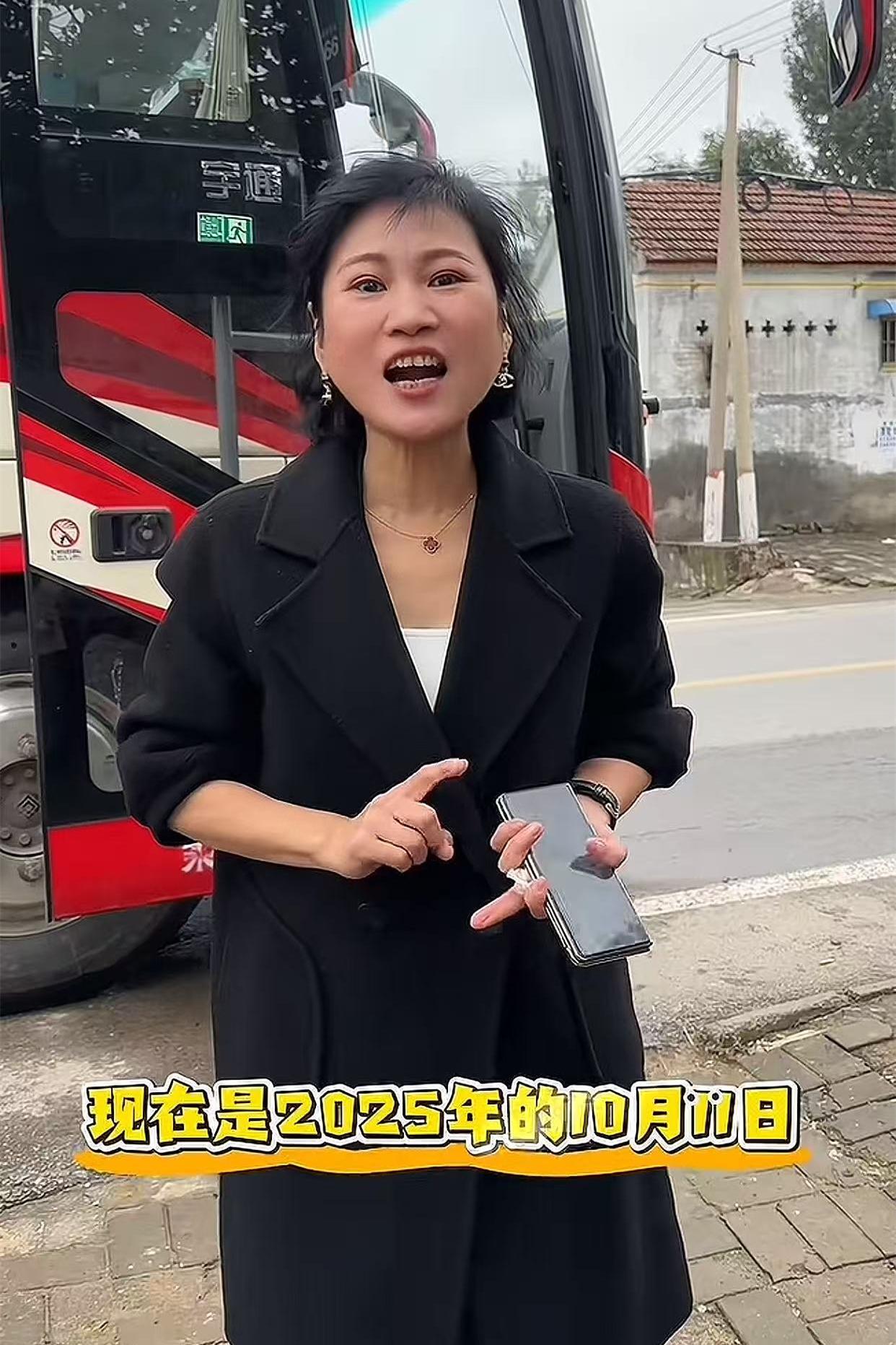 岳云鹏五姐岳雅凝包了一辆大巴车，带着全村老少到郑州看岳云鹏演唱会。弟弟岳云鹏在家