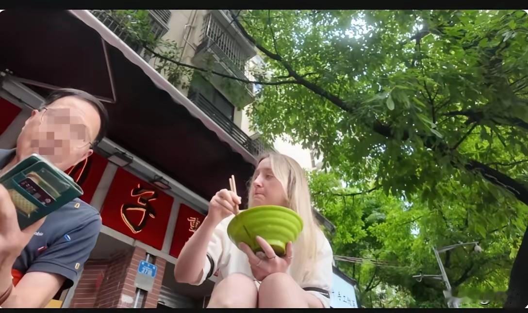 英国两位白发女生到重庆游玩，逛街了她们心心念念的景点，去做了穿越楼道的轻轨，