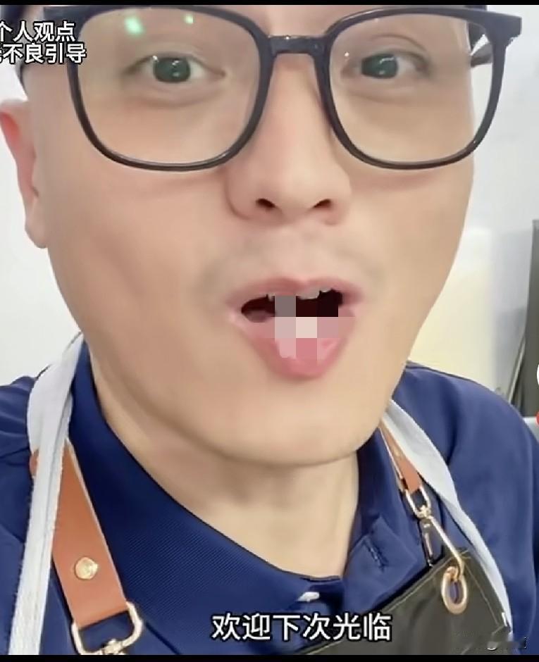 上海86年中年男子失业后，应骋了一家便利店的收银，晚班，4个小时，每小时25元。