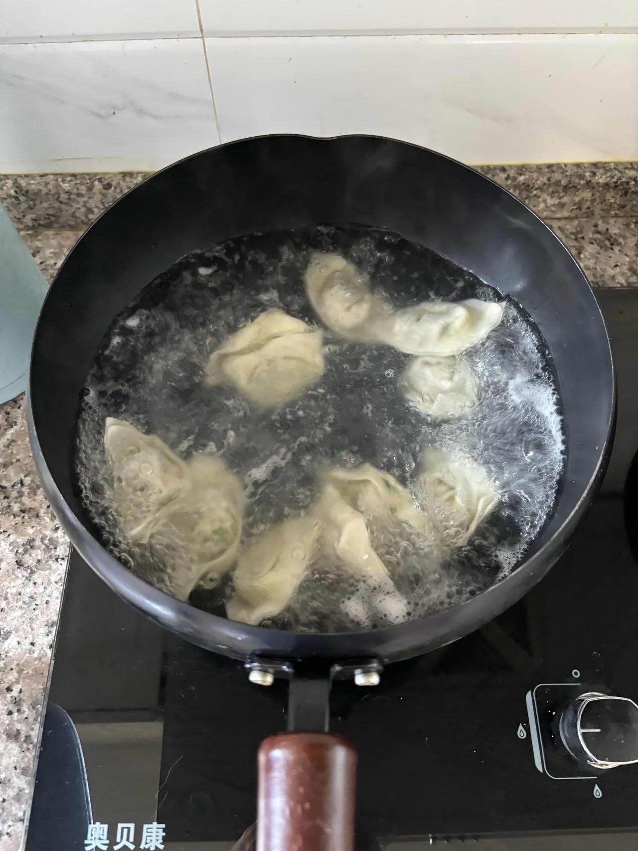 这大过年的，婆婆把老丈母娘打了。婆婆给儿子在南京花300万买了婚房。生孩子是丈