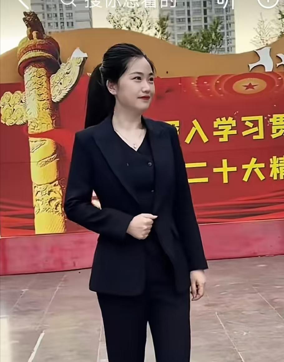 日前，根据干部任前公示公告，一名28岁的美女公务员拟升副镇长。当地官场上有人称赞