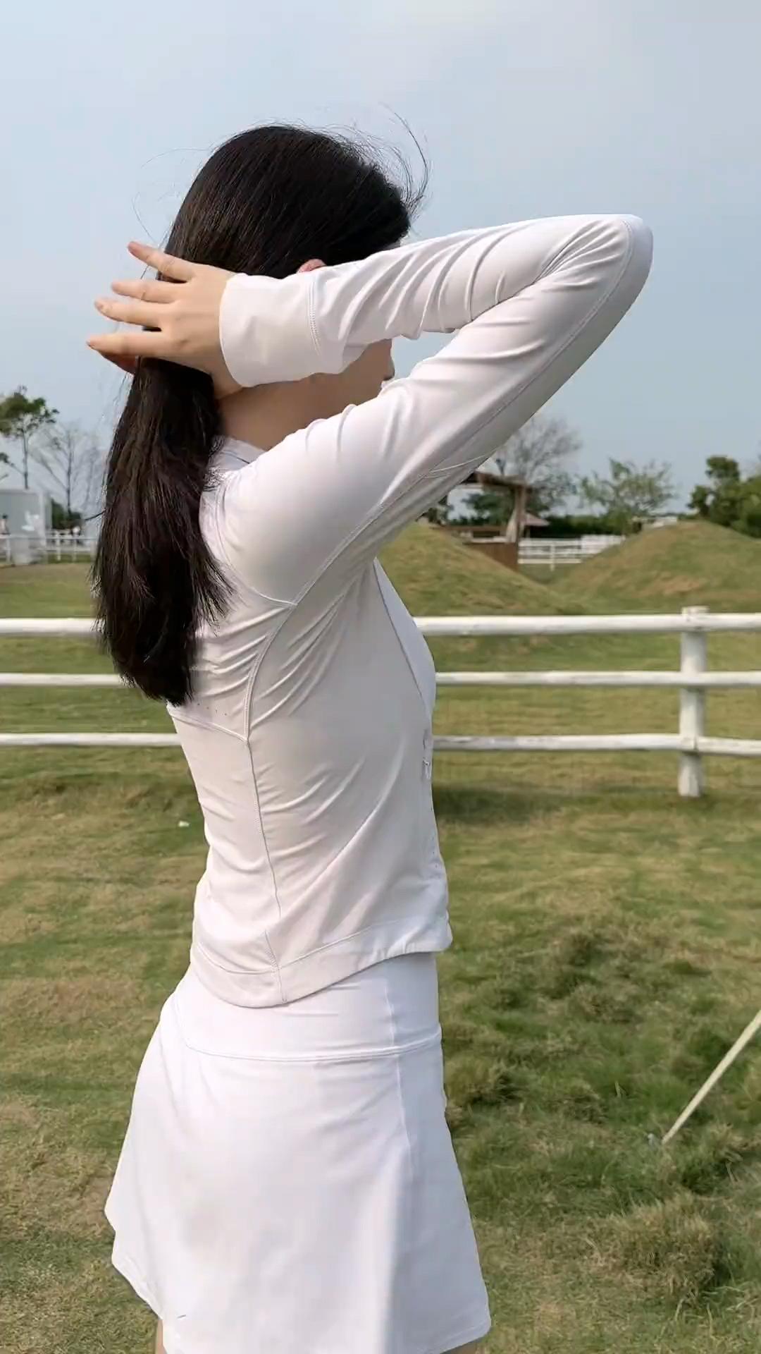 白衣飘飘，风中起舞。