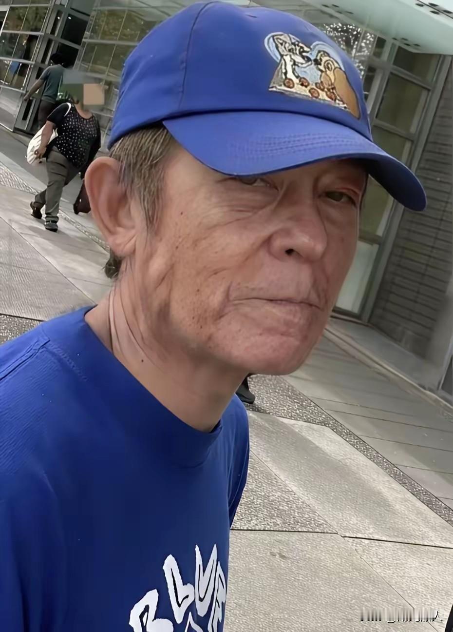 他终于活成了你想要的样子，看着他现在的模样，我有哭的冲动。想当年，因为几张相片