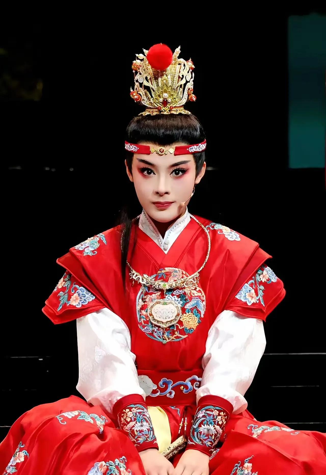 陈丽君饰演的贾宝玉，一下子就惊艳了我，清秀灵动，儒雅英气，纯真多情。陈丽君饰演的