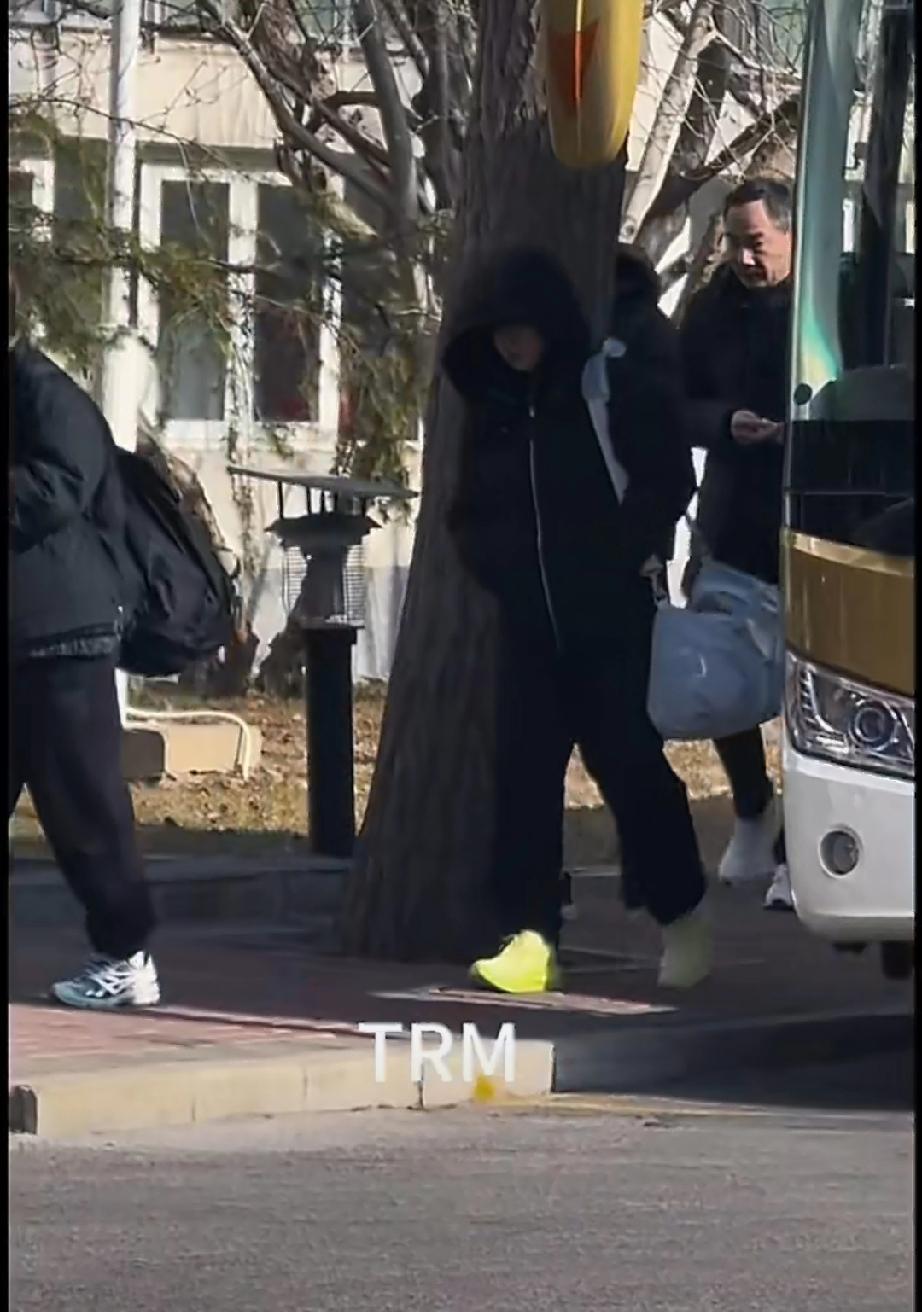 孙颖莎今日北京体总运动员公寓下训后回公寓休息。今天莎莎穿了双心爱的小黄鞋。黑色羽