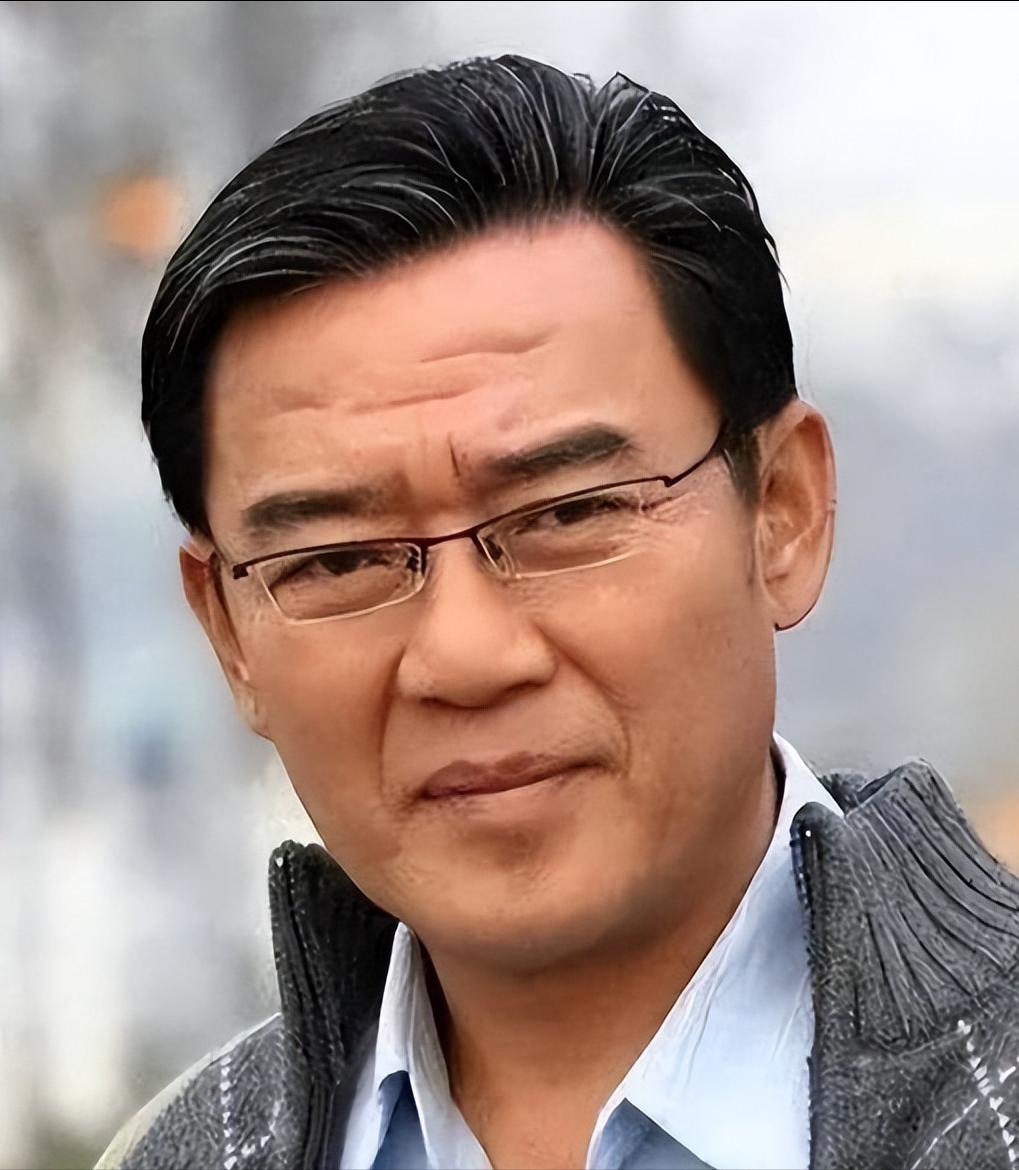 1990年，李立群找到了同父异母的大哥，见到大哥家一贫如洗，他拿出三笔钱说：“哥