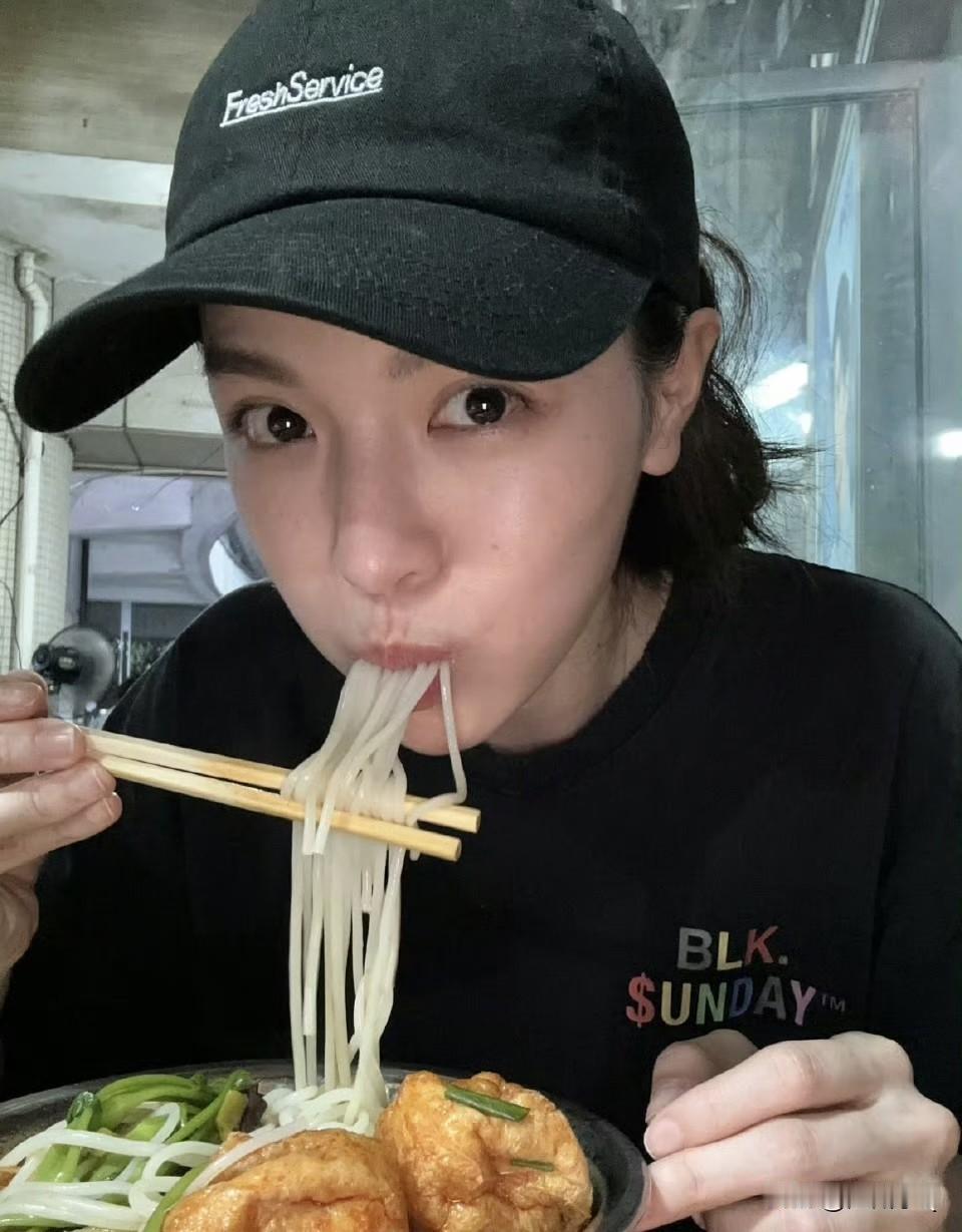 钟楚曦去柳州嗦粉，咋就说这配菜是不是太素了点，不来点肉这等硬菜是缺少灵魂的。