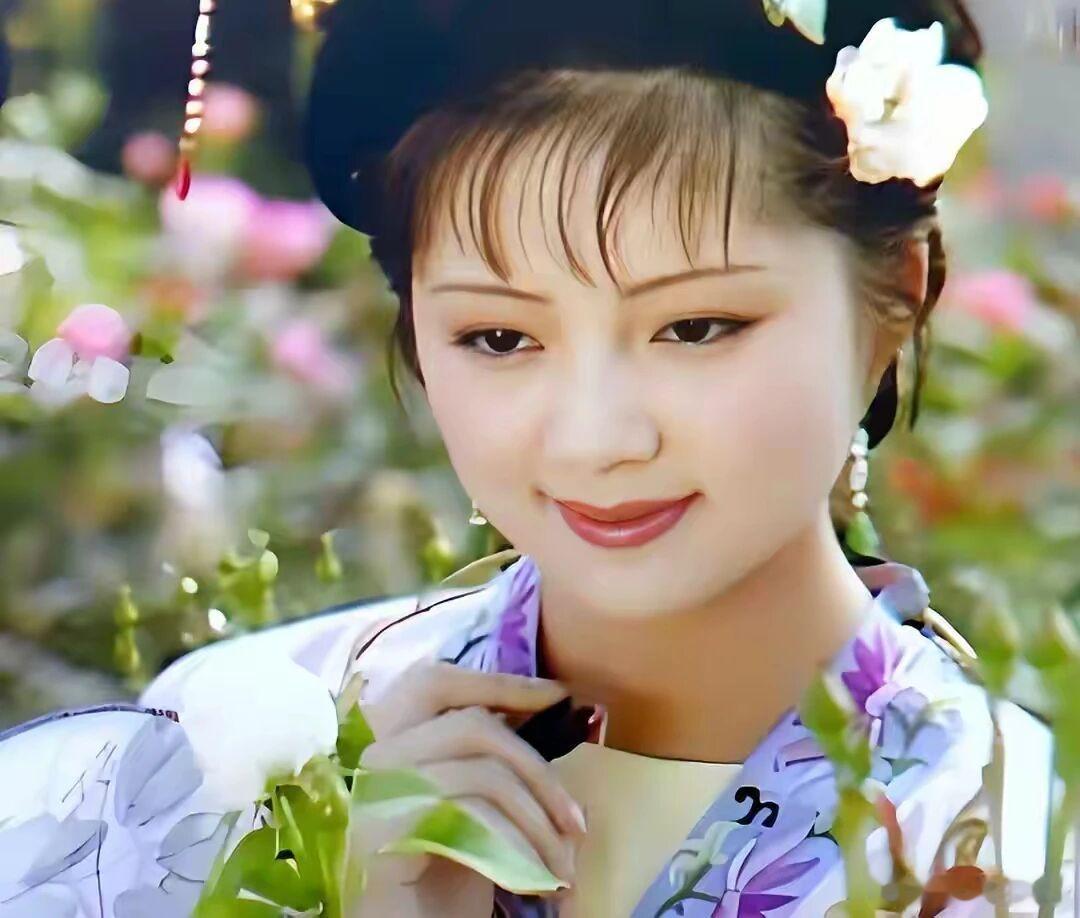 蘅芜冷香：薛宝钗的末路清算·默斋主人原创同人小说蘅芜苑的桂花谢了。细碎金蕊落遍青