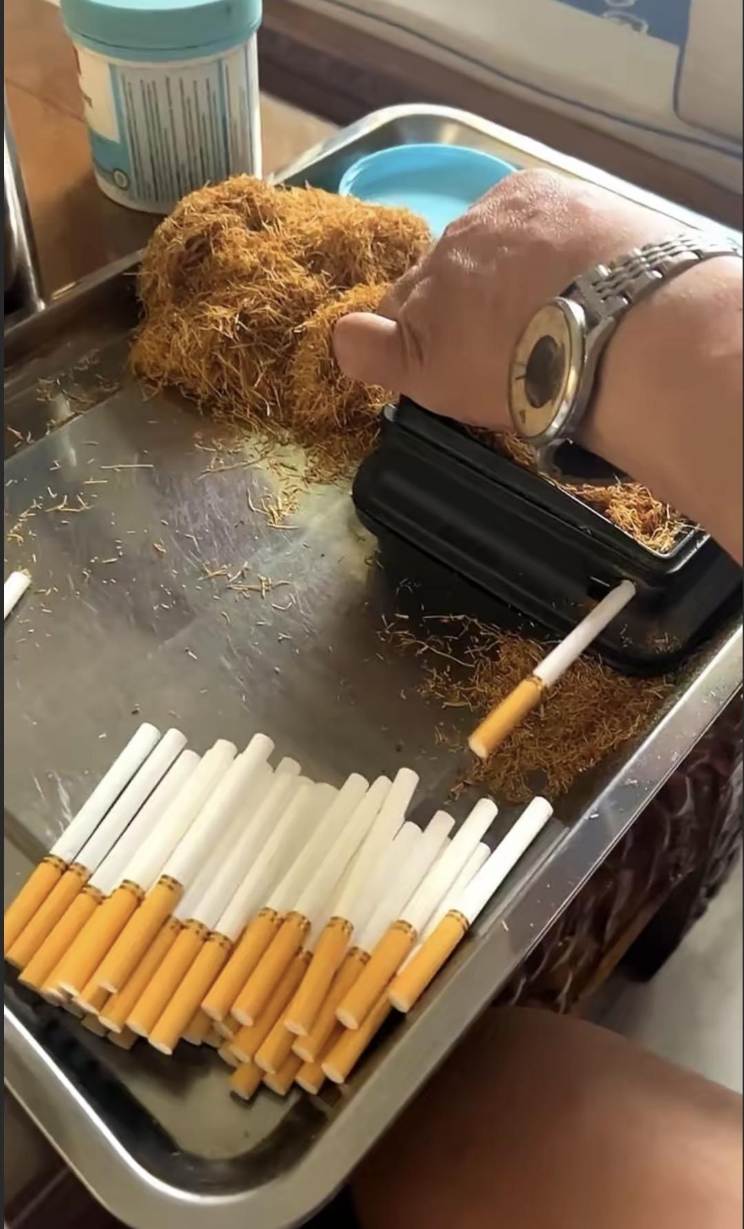 这两年烟价涨得离谱，一包最便宜的都要十二三块。有人就翻出老物件自己卷烟，网上还能