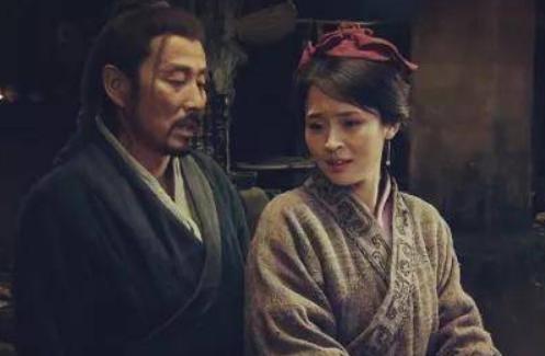 刘邦登基称帝后，忽然想起自己在老家和寡妇还有一个儿子。想到这里，刘邦决定亲自回乡