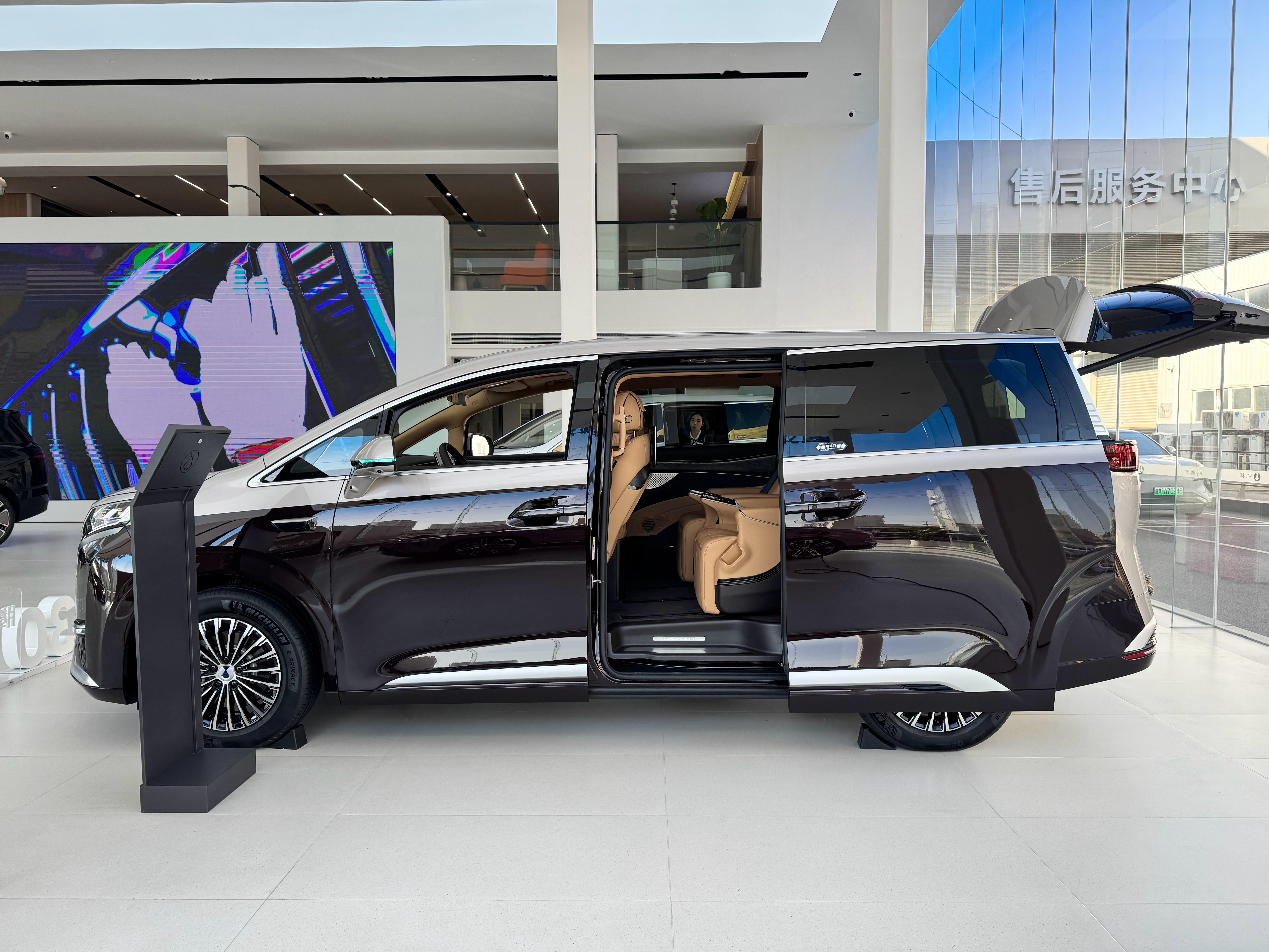 25款腾势D9！整体外观设计部分并没有太大的改动，只是在小细节上进行了调整，也算