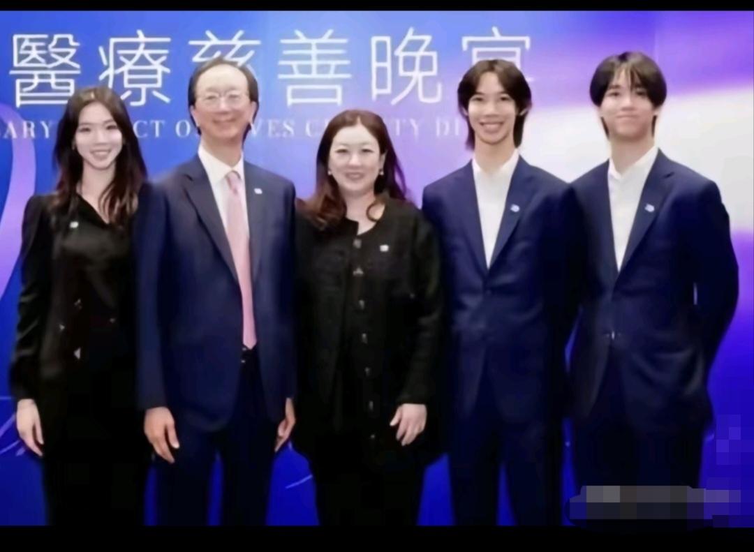 一家五口人的同框照，幸福满满啊！这张全家福拍摄于2026年8月8日，香港新风天域