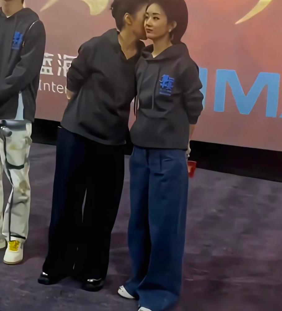 他是冯绍峰，他不是顾廷烨看冯绍峰的眼神就能体会到他后悔了，满满的爱恋最近看到