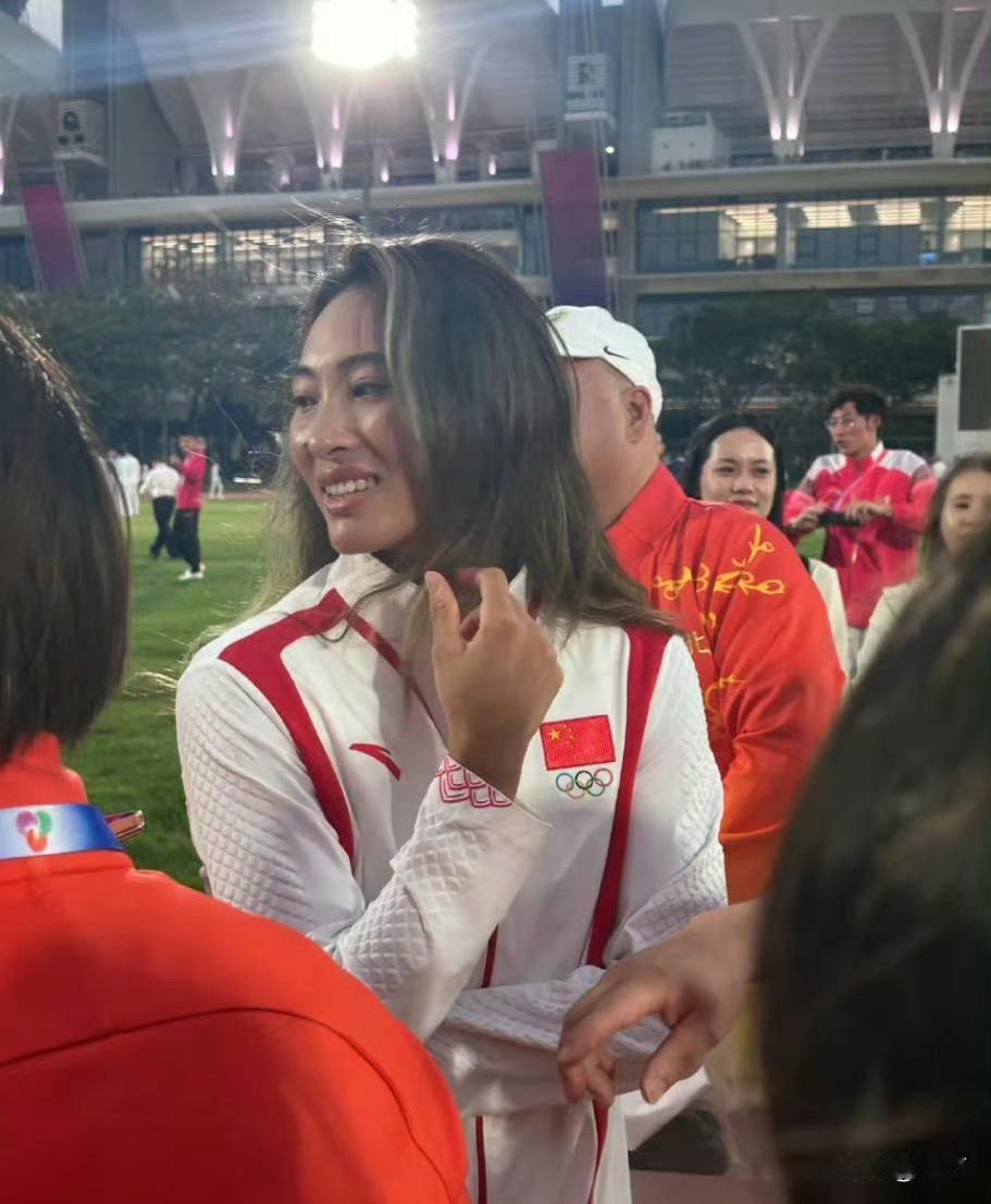 郑钦文穿着奥运会的领奖服，来到全运会现场了！今天晚上，已经有朋友拍到郑钦文