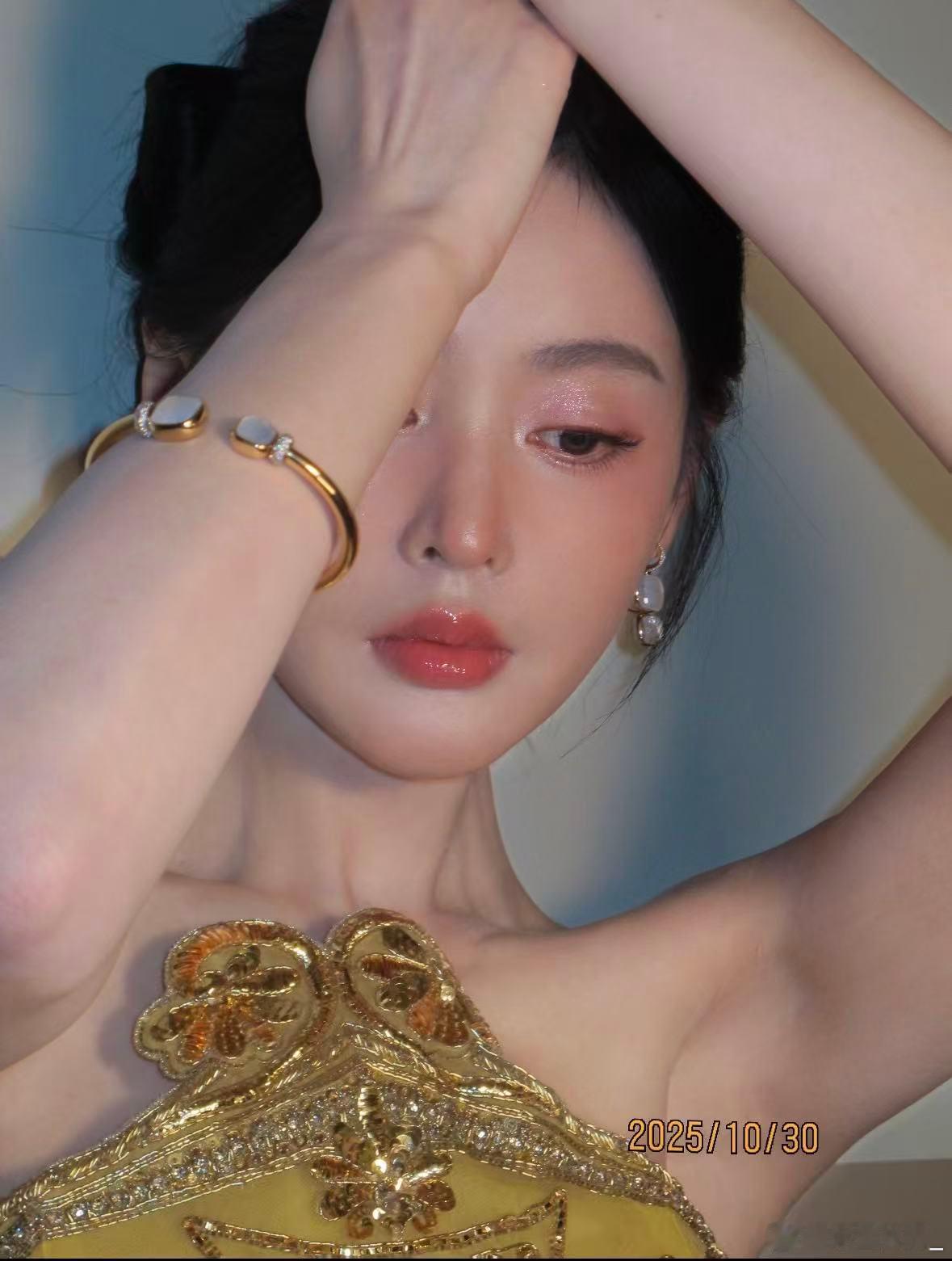 粉橘霞光扫过眼尾，唇间晕开微醺潮红，甜酷交织的灵动氛围感直接焊在脸上，美到犯规呢