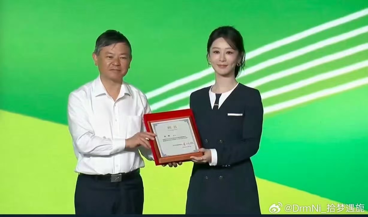 杨紫参加六五环境日杨紫的主流认可度真的高，生命树的加成效应还在发力。