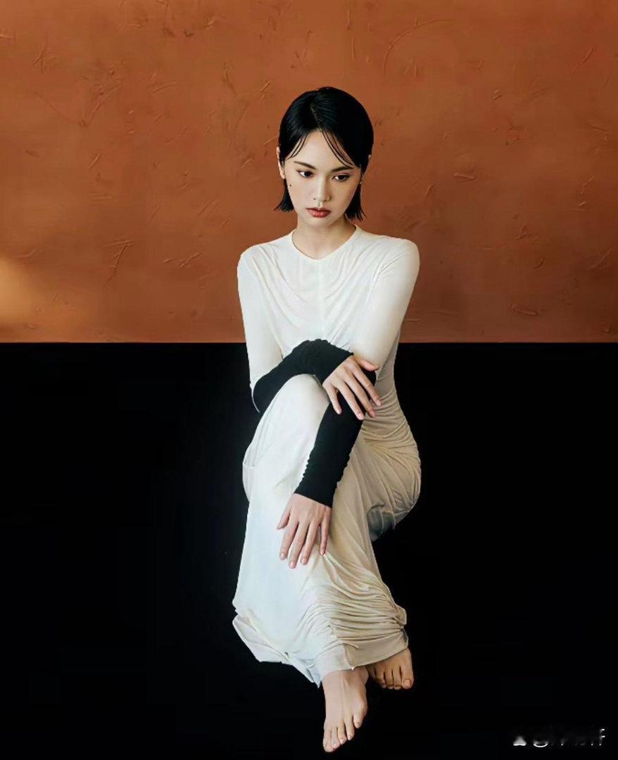 杨丞琳赤脚氛围感满满，灵动娇俏的模样清甜动人，满满的少女感，温柔瞬间治愈人心