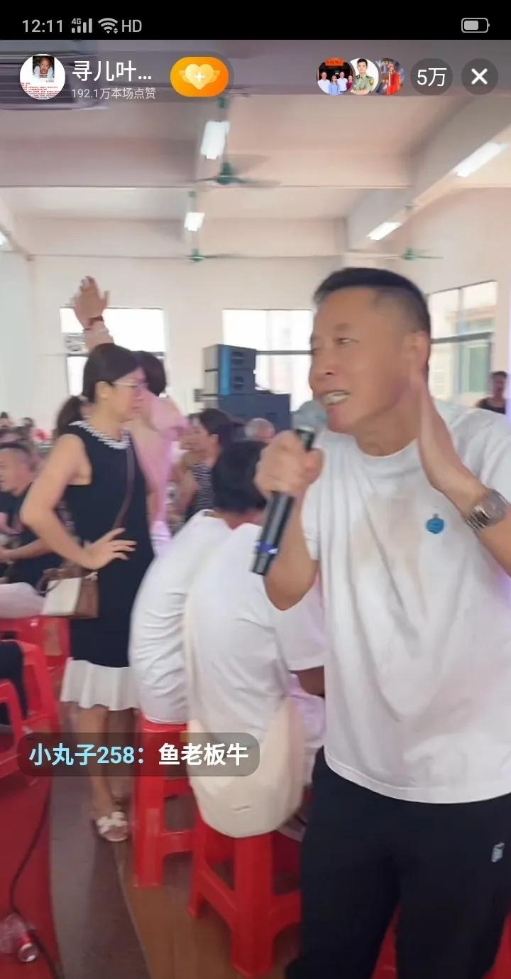 孙海洋真是个显眼包，人家蹭流量，他还蹭了个干爸当。他说叶锐聪就在他身边长大的