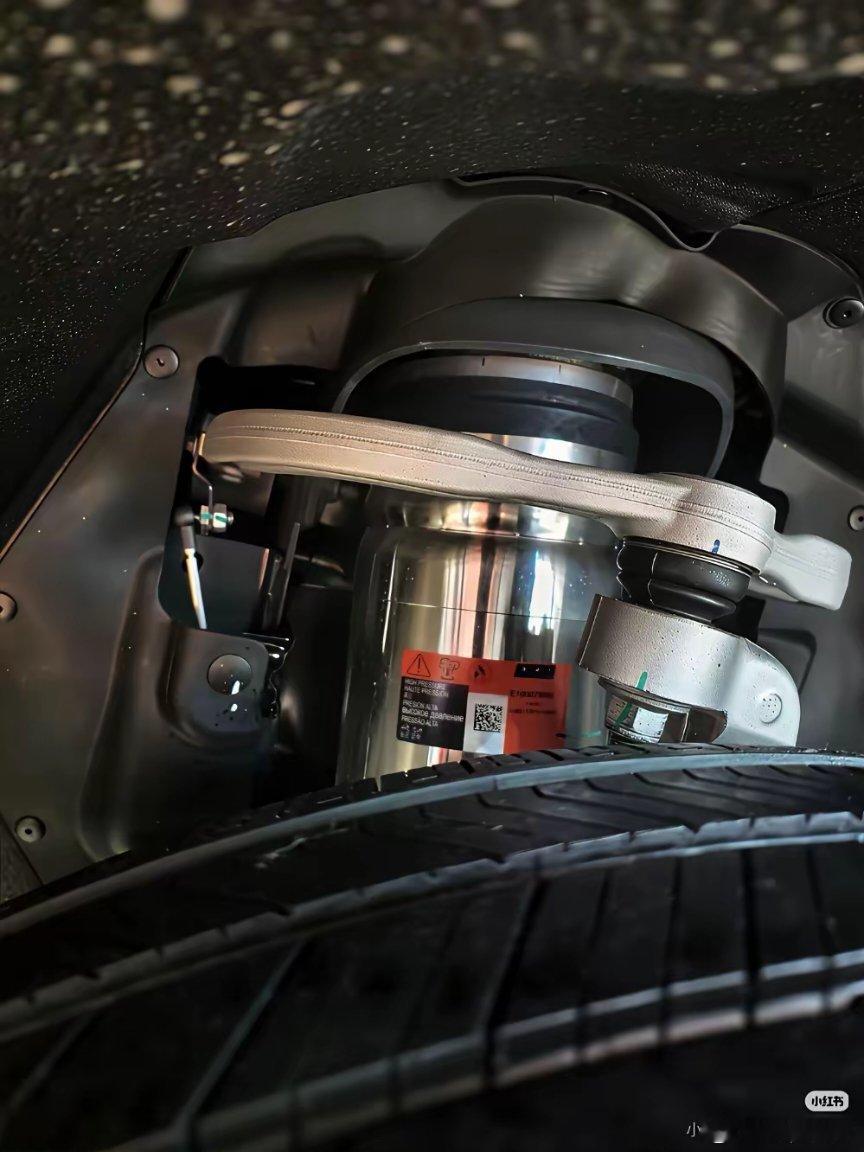 猛士817的空气悬挂猛士817用的是京西重工的品牌，虽然是单腔，但是耐用性高，粗