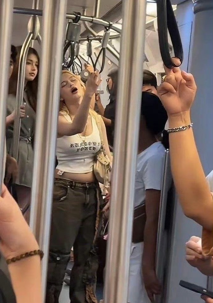 果然…全世界的牛马社畜都是一样的[笑着哭]不过我们工资没有那么高​​​