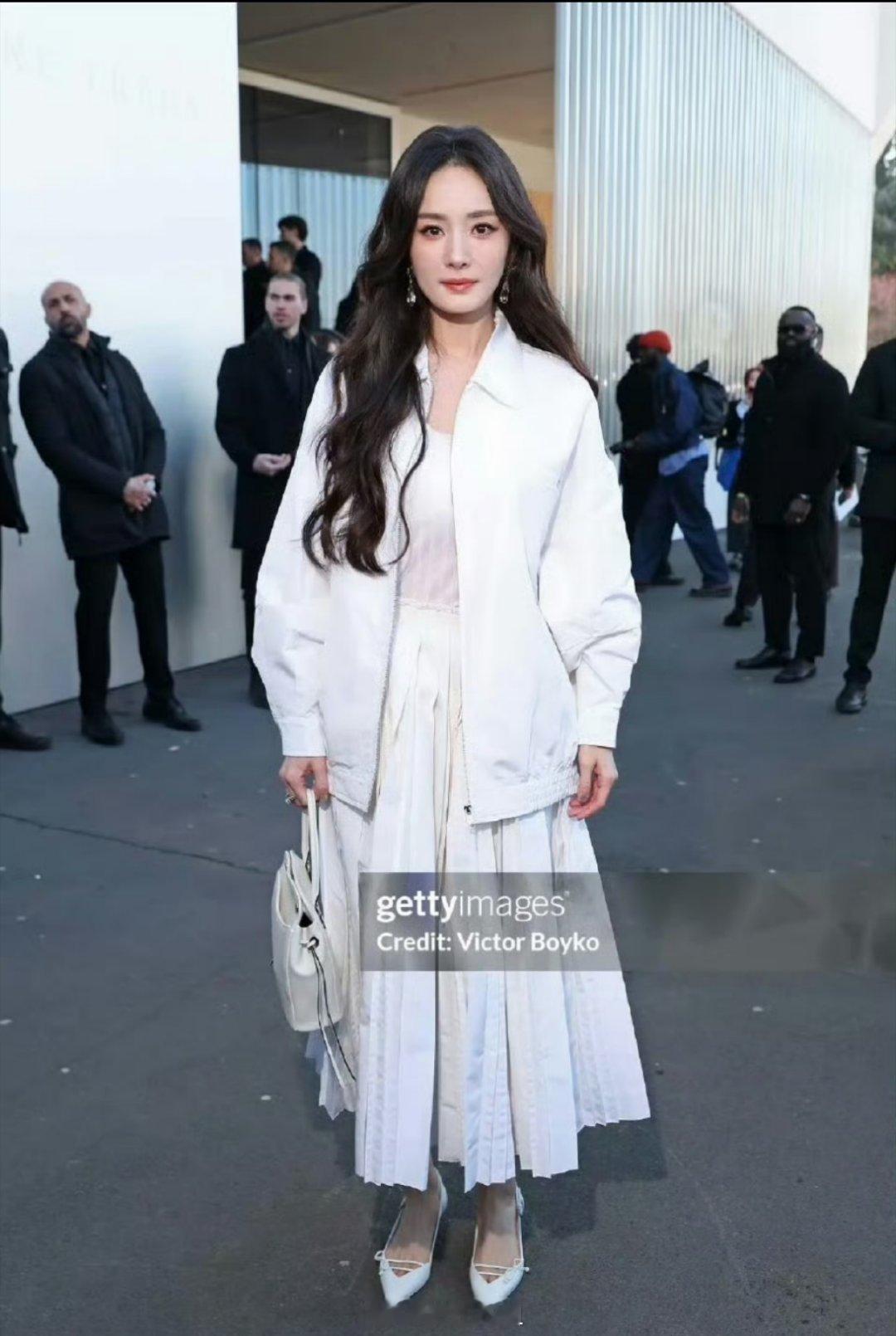 杨幂VS柳智敏的G社生图，两位都是穿了白色的裙子搭配白色高跟鞋呢，有一说一你更能