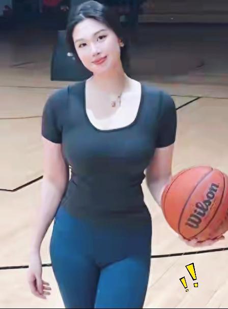 大家觉得什么样的样子才算好看？来看看球场上的这位姑娘，看完心里大概就有答案了。