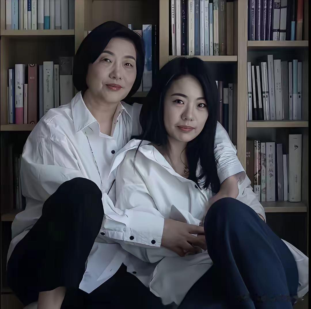 我开始有点理解蒋方舟了。人大撤销学位之后，她发文道歉说"接受处理"。可真