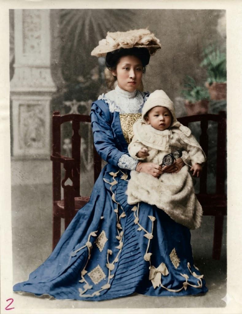 1909年，东京，何香凝抱着襁褓中的廖承志彼时的何香凝身着洋装，蕾丝袖口与装饰